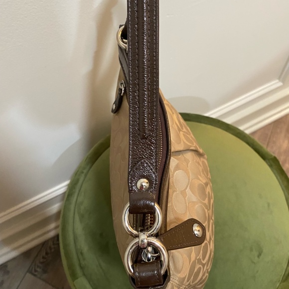 COACH Ashley Signature Shoulder Bag. In great condition! - Picture 6 of 9